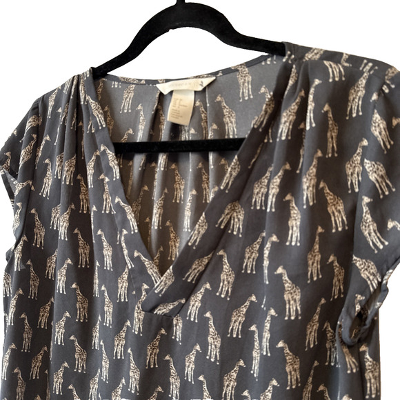 H&M Conscious Women's 6 Giraffe Print Pintuck V Neck Gray Blouse Business Office - Picture 3 of 9